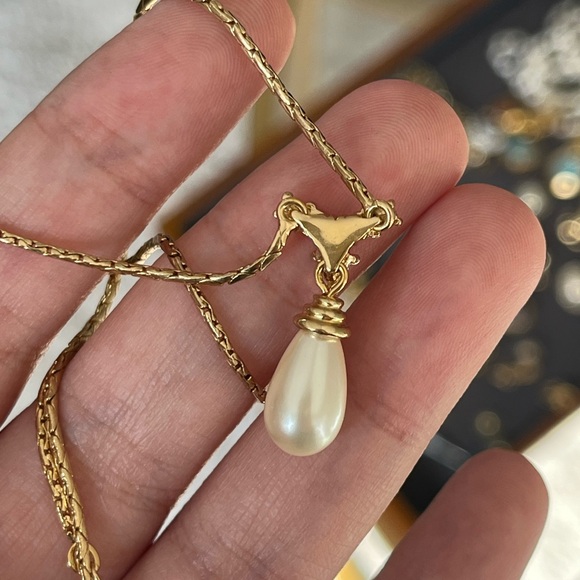 Vintage Christian Dior Rhinestone V Teardrop Pearl Dangle Thin Gold Necklace - Picture 8 of 8